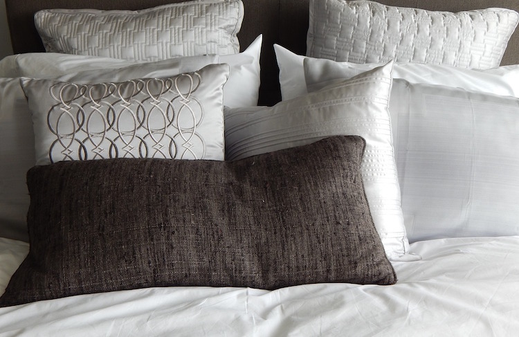 10 Best Silk Pillowcases For a Quality Night Sleep