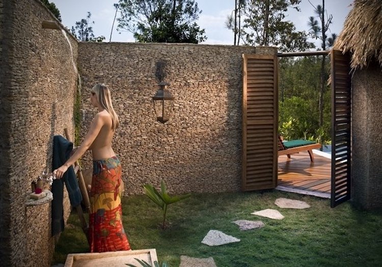 10 Brilliant Outdoor Shower Fixtures You Can Make Yourself